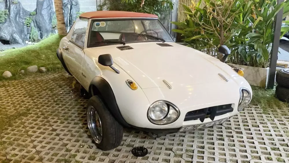 Toyota Sports 800 độ lạ mắt được chào bán gần 1 tỷ đồng- Ảnh 2. Toyota Sports 800 độ lạ mắt được chào bán gần 1 tỷ đồng- Ảnh 2.
