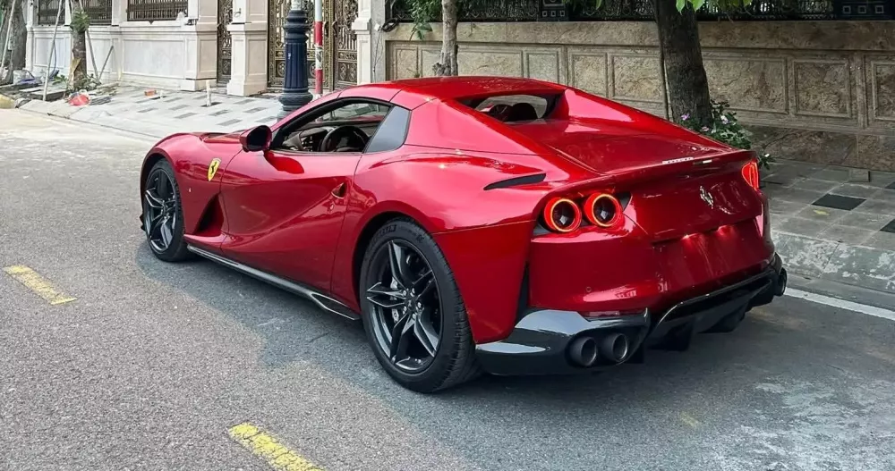 Vì sao Ferrari 812 GTS tăng giá dù đã dừng sản xuất?- Ảnh 1.