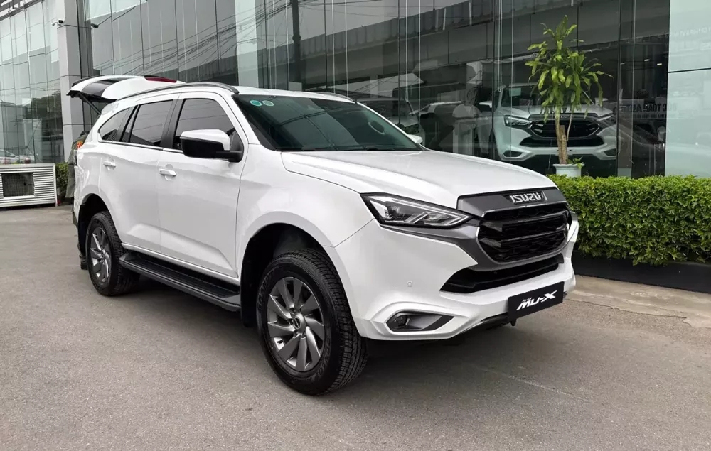 Isuzu mu-X được giảm giá chỉ còn 875 triệu đồng tại đại lý, rẻ ngang SUV cỡ C