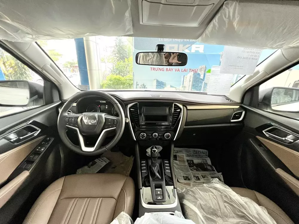 Nội thất khá lạc hậu của Isuzu mu-X B7 Plus 4x2 AT 2023