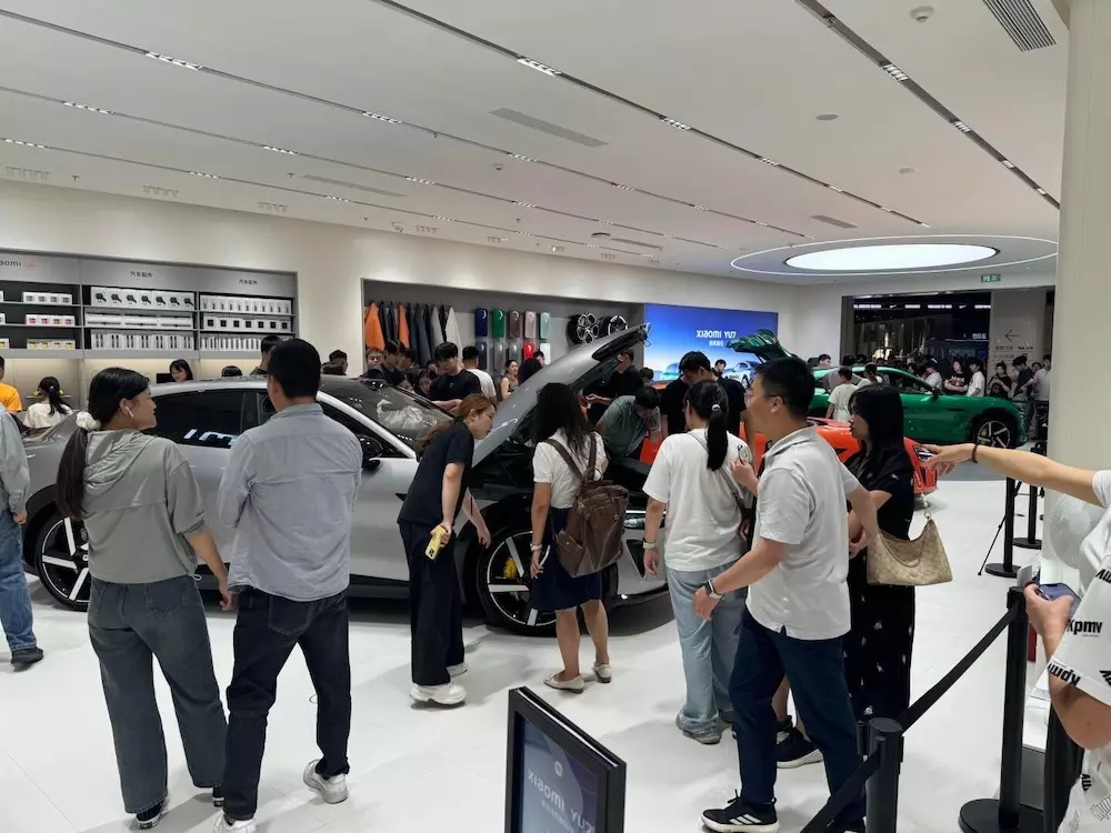 Khách hàng vây quanh YU7 tại một đại lý xe Xiaomi Khách hàng vây quanh YU7 tại một đại lý xe tải app hi88