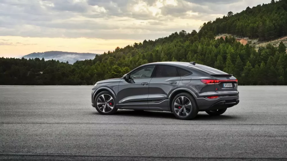 Audi Q6 e-tron chạy hơn 600 km không tốn 1 giọt xăng nào đã có mặt tại Việt Nam, giá 3,1 tỷ đồng- Ảnh 4. Audi Q6 e-tron chạy hơn 600 km không tốn 1 giọt xăng nào đã có mặt tại Việt Nam, giá 3,1 tỷ đồng- Ảnh 4.