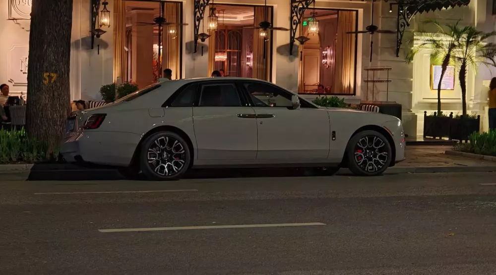 Rolls-Royce Ghost Black Badge thế hệ mới ẩn mình trên phố đêm ở Hà Nội- Ảnh 2. Rolls-Royce hi88.com đăng nhập Black Badge thế hệ mới ẩn mình trên phố đêm ở Hà Nội- Ảnh 2.