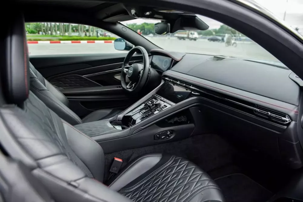 Đánh giá nhanh Aston Martin DB12 tại Việt Nam: Kỷ nguyên mới của sự sang trọng và xe hiệu suất cao- Ảnh 7. Đánh giá nhanh Aston Martin DB12 tại Việt Nam: Kỷ nguyên mới của sự sang trọng và xe hiệu suất cao- Ảnh 7.