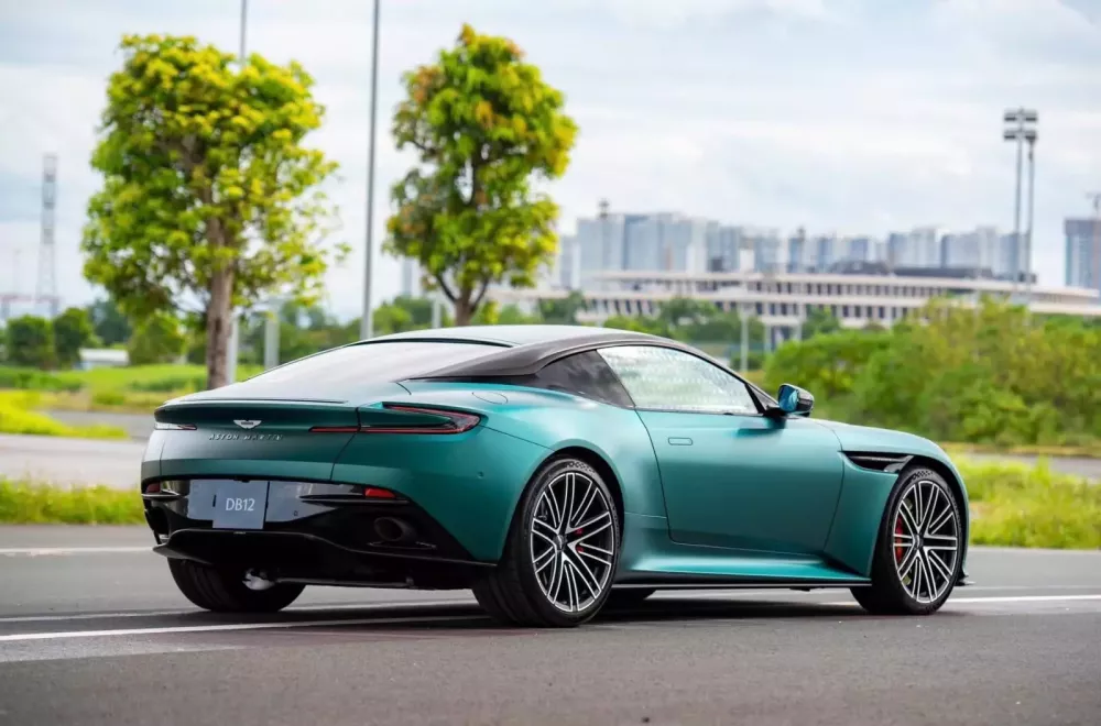 Đánh giá nhanh Aston Martin DB12 tại Việt Nam: Kỷ nguyên mới của sự sang trọng và xe hiệu suất cao- Ảnh 3. Đánh giá nhanh Aston Martin DB12 tại Việt Nam: Kỷ nguyên mới của sự sang trọng và xe hiệu suất cao- Ảnh 3.