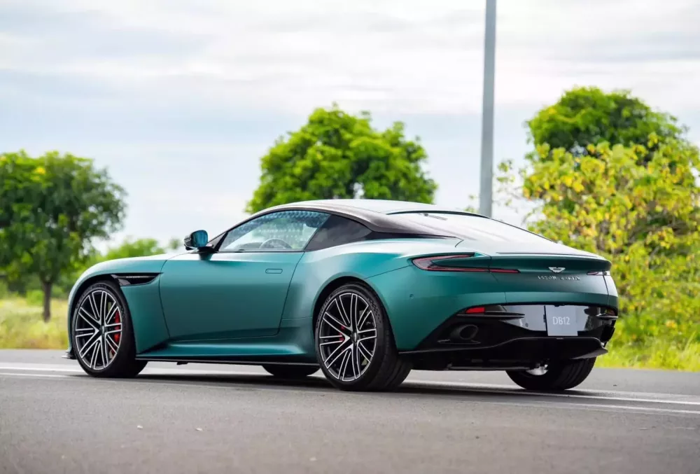 Đánh giá nhanh Aston Martin DB12 tại Việt Nam: Kỷ nguyên mới của sự sang trọng và xe hiệu suất cao- Ảnh 5. Đánh giá nhanh Aston Martin DB12 tại Việt Nam: Kỷ nguyên mới của sự sang trọng và xe hiệu suất cao- Ảnh 5.