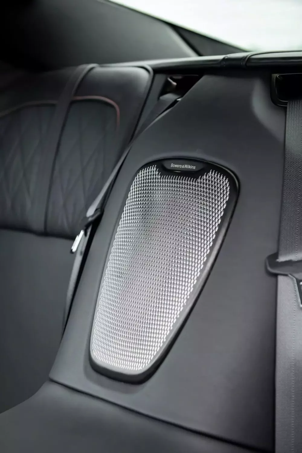 Đánh giá nhanh Aston Martin DB12 tại Việt Nam: Kỷ nguyên mới của sự sang trọng và xe hiệu suất cao- Ảnh 11. Đánh giá nhanh Aston Martin DB12 tại Việt Nam: Kỷ nguyên mới của sự sang trọng và xe hiệu suất cao- Ảnh 11.