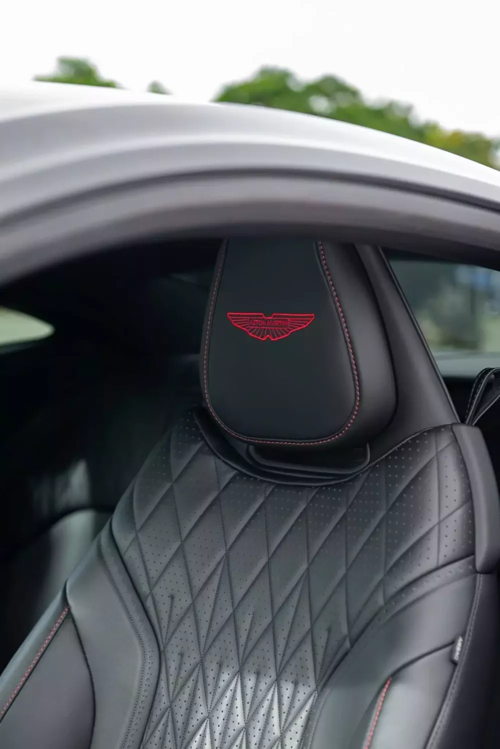 Đánh giá nhanh Aston Martin DB12 tại Việt Nam: Kỷ nguyên mới của sự sang trọng và xe hiệu suất cao- Ảnh 16. Đánh giá nhanh Aston Martin DB12 tại Việt Nam: Kỷ nguyên mới của sự sang trọng và xe hiệu suất cao- Ảnh 16.