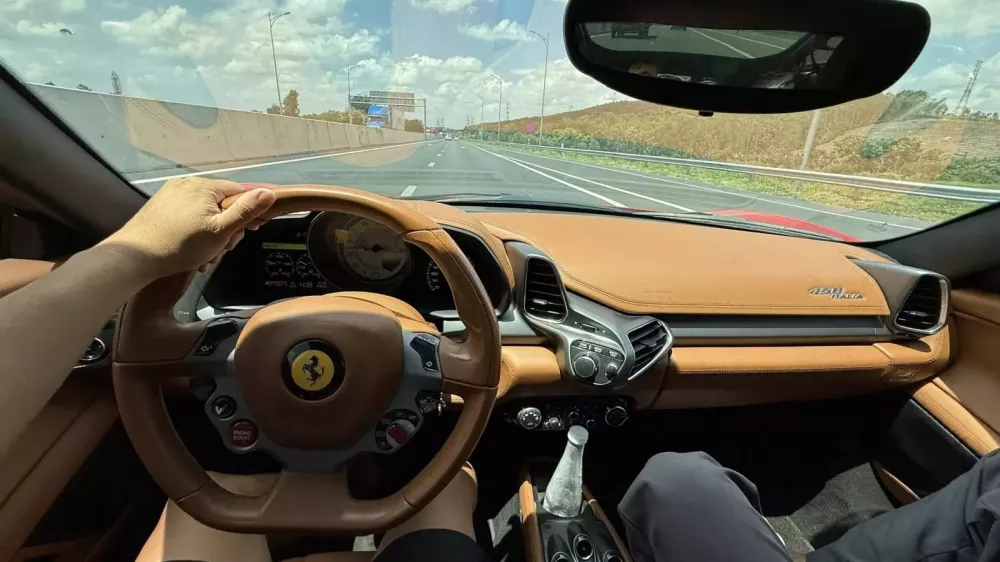 Ferrari 458 Italia màu đỏ lạ mắt bất ngờ tái xuất ở Thành phố Hồ Chí Minh- Ảnh 3. Ferrari 458 Italia màu đỏ lạ mắt bất ngờ tái xuất ở Thành phố Hồ Chí Minh- Ảnh 3.