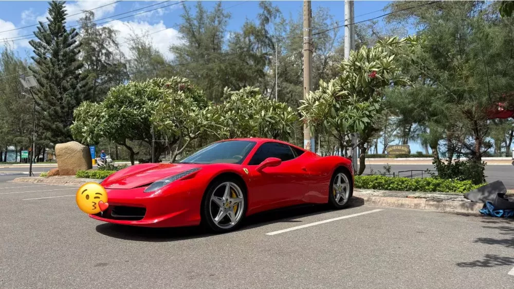 Ferrari 458 Italia màu đỏ lạ mắt bất ngờ tái xuất ở Thành phố Hồ Chí Minh- Ảnh 2. Ferrari 458 Italia màu đỏ lạ mắt bất ngờ tái xuất ở Thành phố Hồ Chí Minh- Ảnh 2.