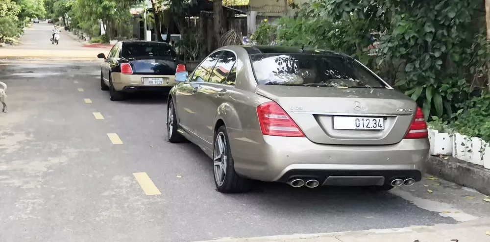 Bộ đôi "cỗ máy uống xăng" của đại gia Quảng Trị: Bentley Continental Flying Spur mang màu lạ, Mercedes-Benz S63 AMG biển đẹp- Ảnh 1.