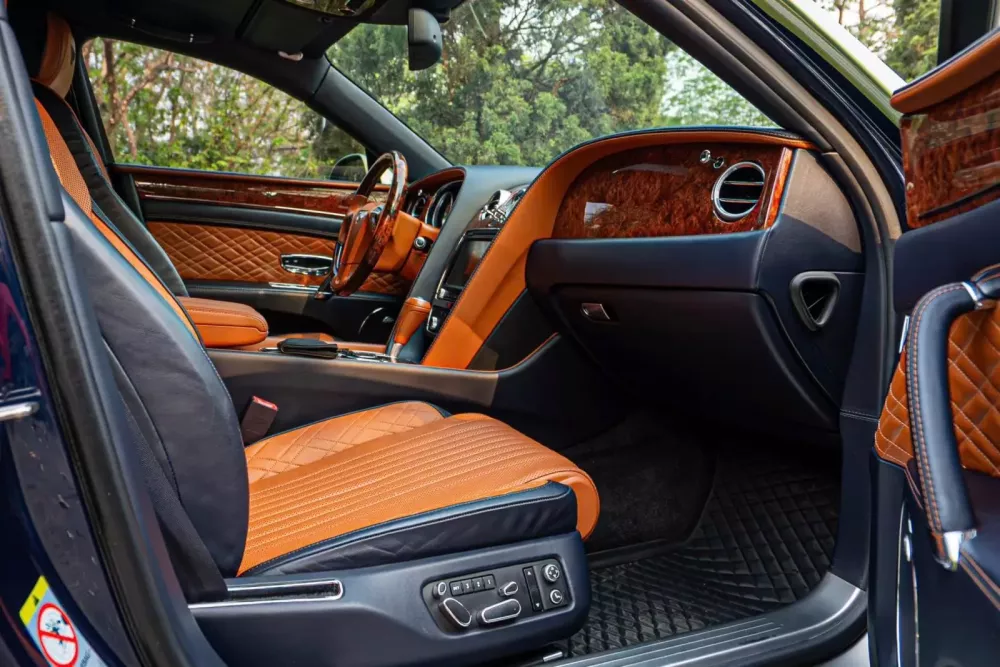 Bentley Flying Spur W12 mang màu sơn độc bản tại Việt Nam- Ảnh 3. Bentley Flying Spur W12 mang màu sơn độc bản tại Việt Nam- Ảnh 3.