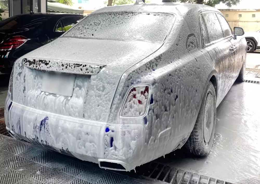 Rolls-Royce Phantom VIII mang màu sơn lạ mắt và bộ mâm "tùy chỉnh"- Ảnh 1. nha cai hi88 VIII mang màu sơn lạ mắt và bộ mâm "tùy chỉnh"- Ảnh 1.