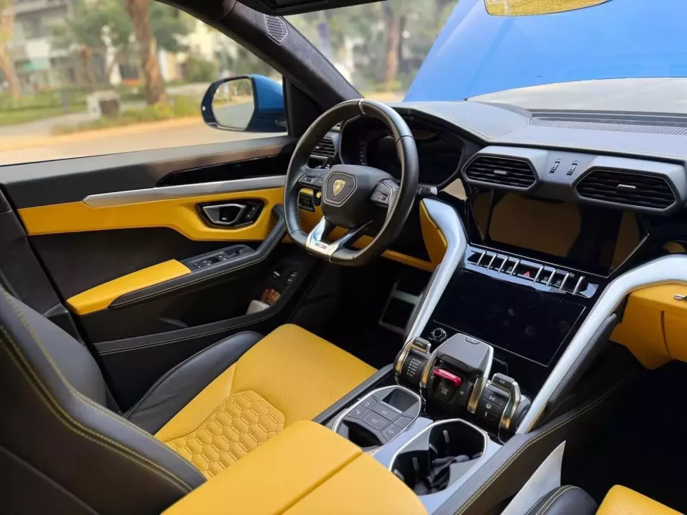 Lamborghini Urus mang màu sơn và nội thất tuyệt đẹp của đại gia Hà Nội- Ảnh 3. Lamborghini Urus mang màu sơn và nội thất tuyệt đẹp của đại gia Hà Nội- Ảnh 3.