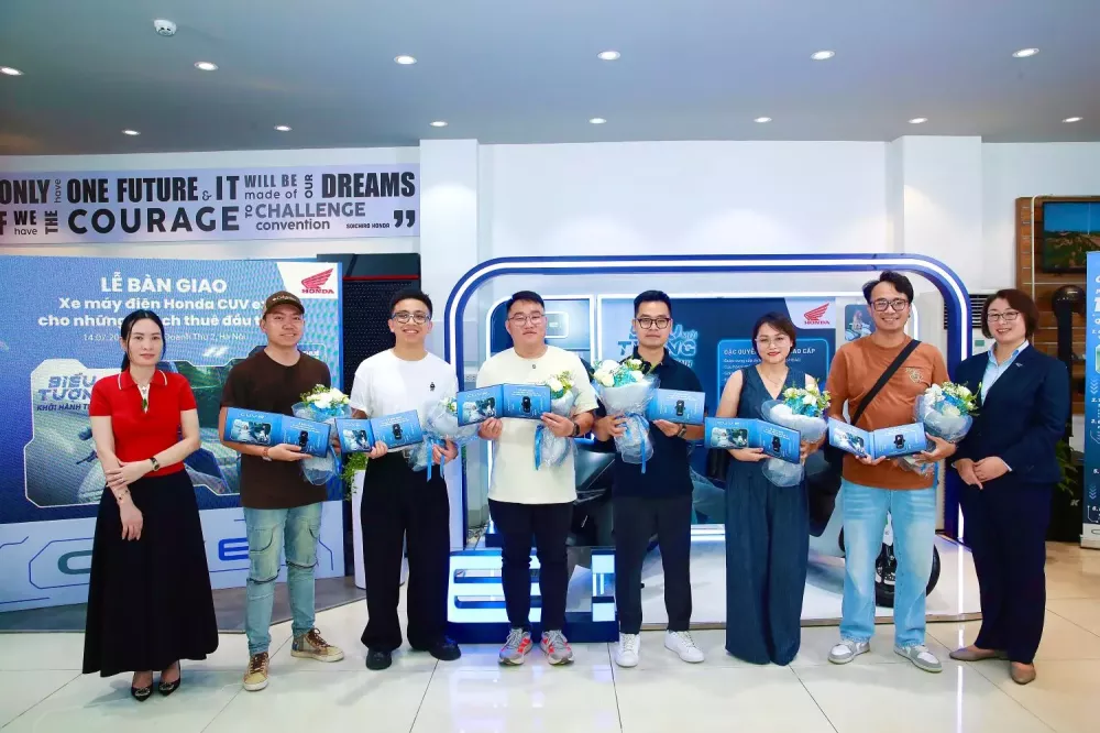 Honda bàn giao những chiếc nhà cái hi88 e: đầu tiên đến tay khách hàng thuê xe- Ảnh 1.
