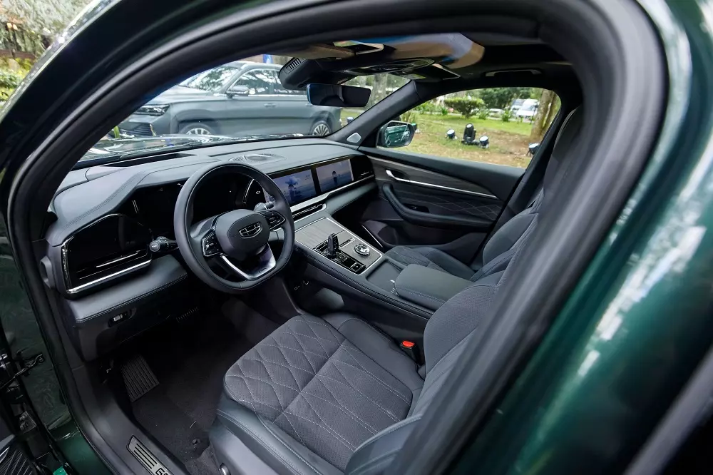Hàng ghế trước của Geely Monjaro 