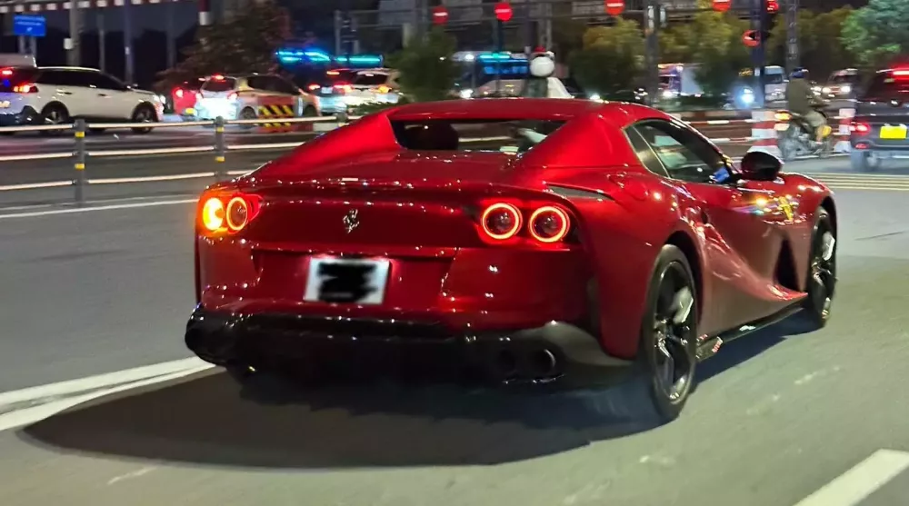Bắt gặp siêu hi88.com - hi88.win mui trần Ferrari 812 GTS đầu tiên lăn bánh trên đường phố- Ảnh 2.