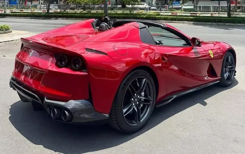 Bắt gặp siêu hi88.com - hi88.win mui trần Ferrari 812 GTS đầu tiên lăn bánh trên đường phố- Ảnh 3.