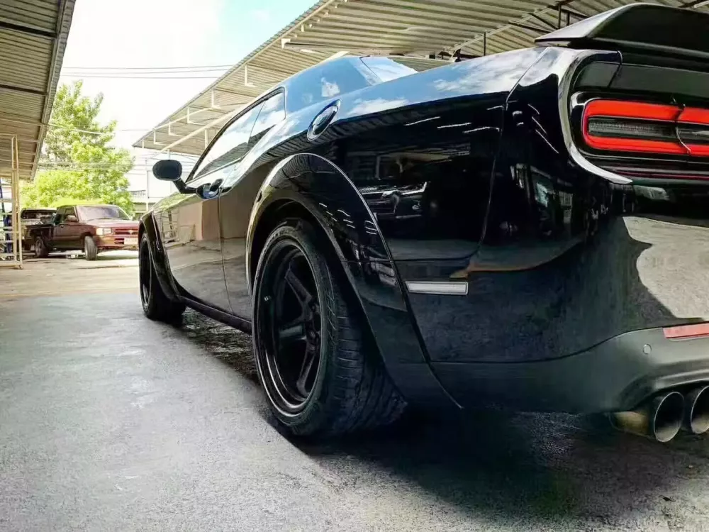 Dodge Challenger SRT độ body kit thân rộng đẹp mắt tại Việt Nam- Ảnh 1.