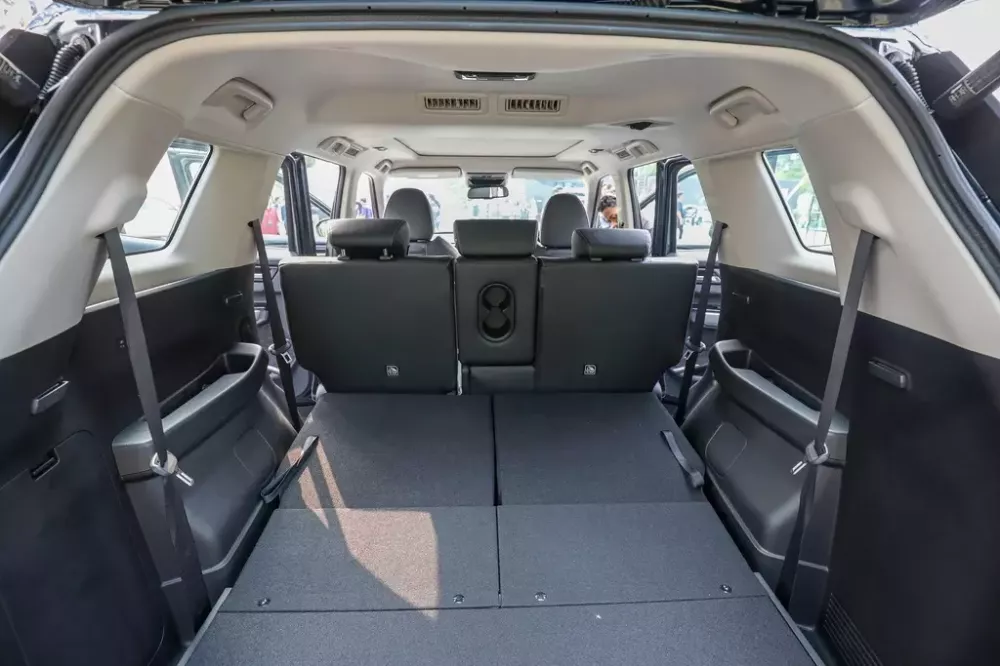 Hàng ghế sau của Mitsubishi Destinator có thể gập 50:50