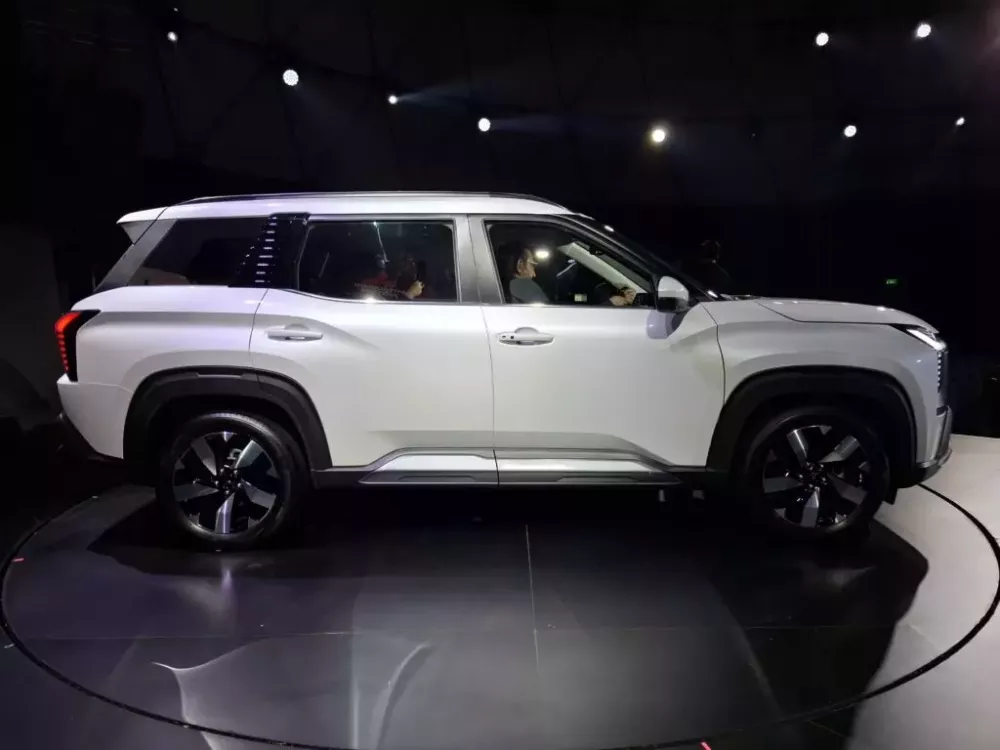 Mitsubishi Destinator là SUV cỡ C
