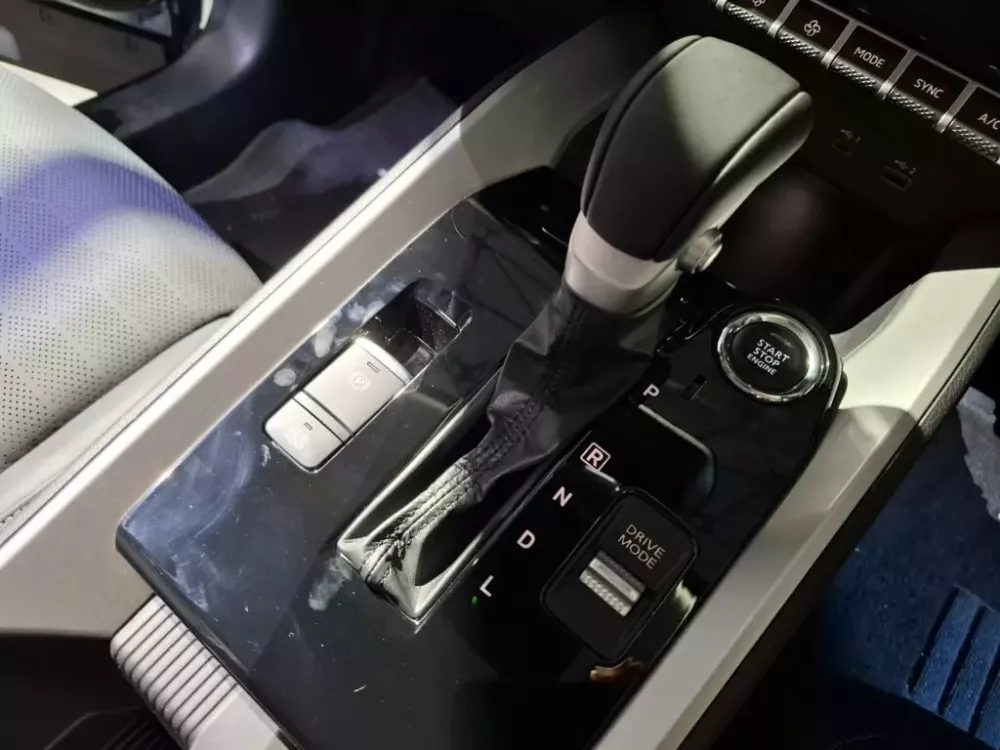 Cụm điều khiển trung tâm của Mitsubishi Destinator