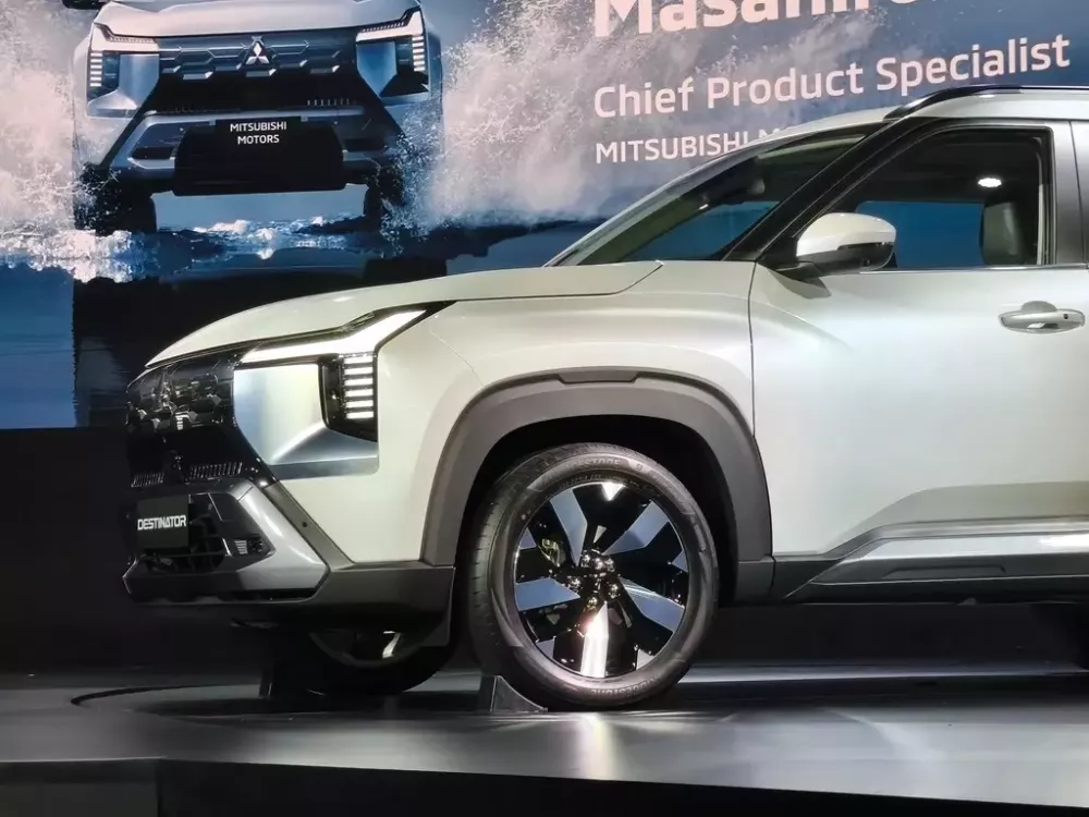 Mitsubishi Destinator dùng vành 18 inch
