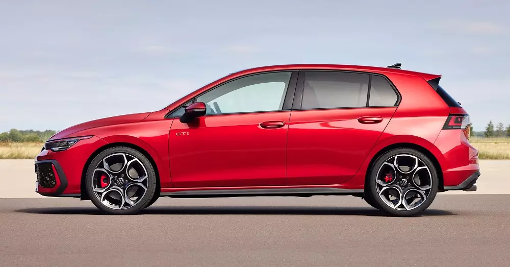 Volkswagen Golf có kích thước nhỏ hơn nhiều mẫu xe hạng C khác