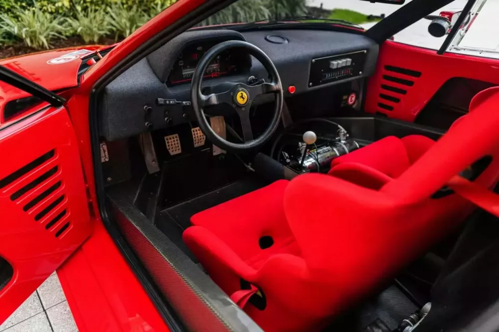 Một người đã đổi chiếc Ferrari F40, để lấy xe SUV trị giá 78.000 đô la và 2,4 triệu đô la- Ảnh 3. Một người đã đổi chiếc Ferrari F40, để lấy xe SUV trị giá 78.000 đô la và 2,4 triệu đô la- Ảnh 3.