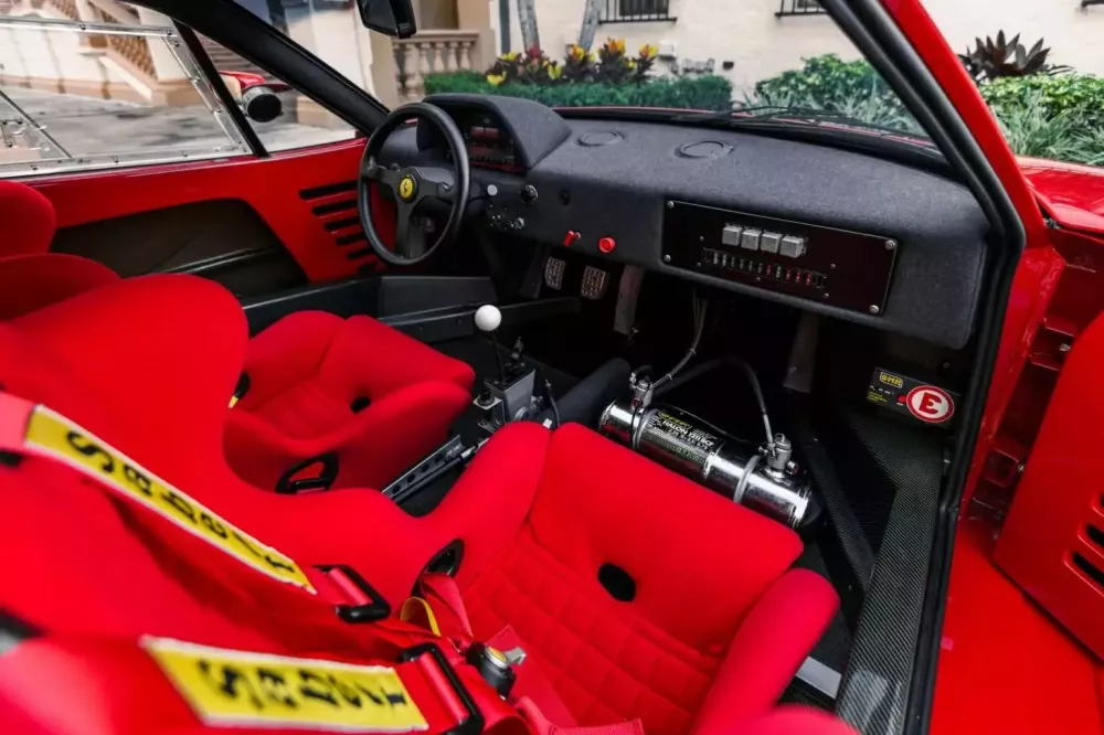 Một người đã đổi chiếc Ferrari F40, để lấy xe SUV trị giá 78.000 đô la và 2,4 triệu đô la- Ảnh 5. Một người đã đổi chiếc Ferrari F40, để lấy xe SUV trị giá 78.000 đô la và 2,4 triệu đô la- Ảnh 5.