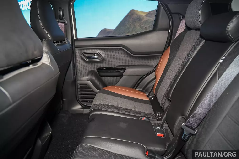 Hàng ghế sau rộng rãi của Toyota Urban Cruiser EV 