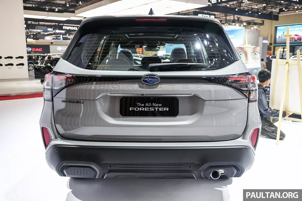 Subaru Forester 2026 nhìn từ phía sau 