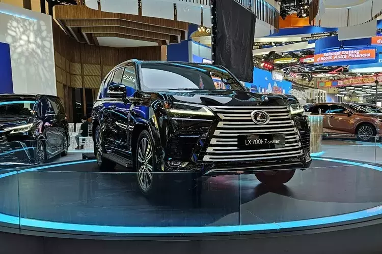 Lexus LX 700h sở hữu 7 nan nằm ngang sơn màu bạc trong lưới tản nhiệt hình con suốt