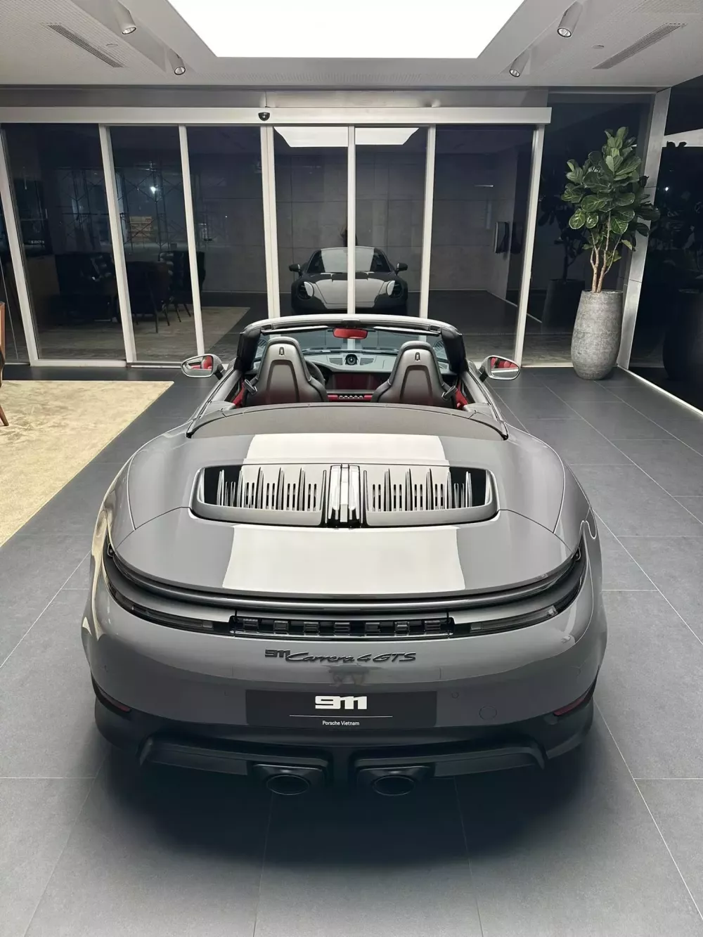 Porsche 911 Carrera 4 GTS Cabriolet 2025 đầu tiên về Việt Nam, giá có thể trên 16 tỷ đồng- Ảnh 1.