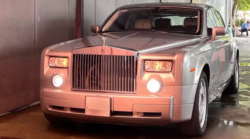 Rolls-Royce Phantom đời 2007 được rao bán hơn 5 tỷ đồng: 18 năm chạy chỉ hơn 3 vạn km- Ảnh 3. Rolls-Royce Phantom đời 2007 được rao bán hơn 5 tỷ đồng: 18 năm chạy chỉ hơn 3 vạn km- Ảnh 3.