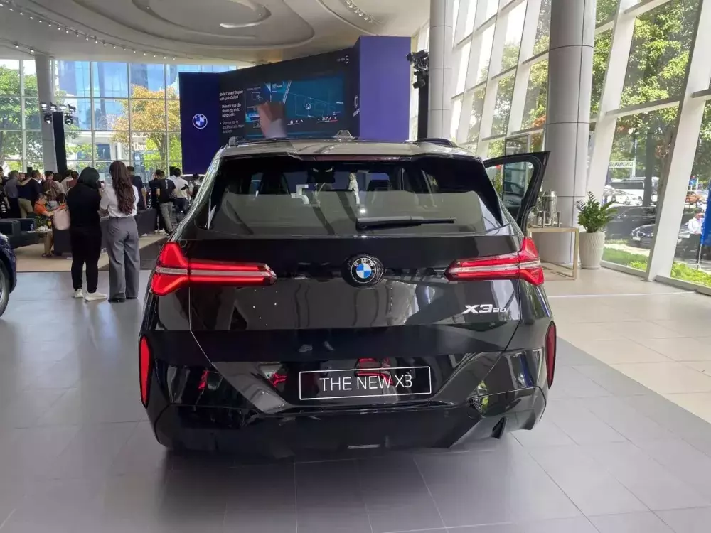 BMW X3 nhìn từ phía sau