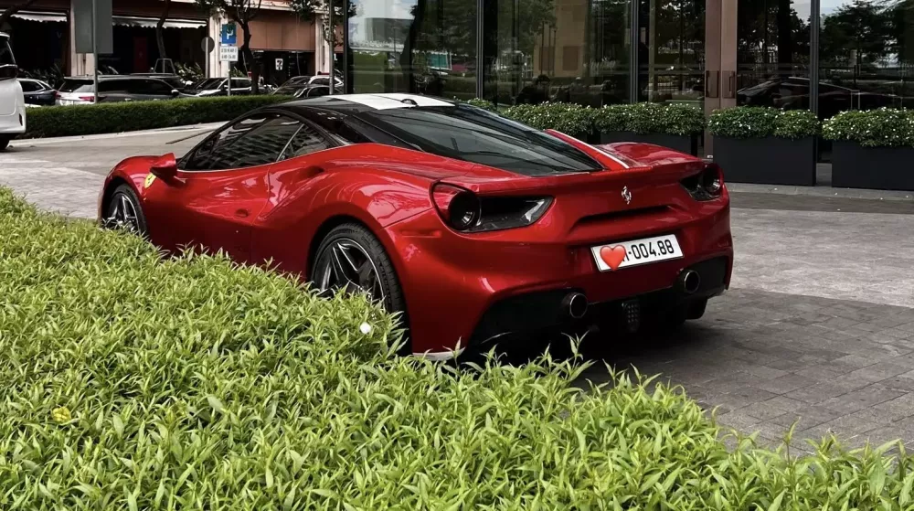 Cặp siêu xe màu đỏ đẹp mắt đi "ăn đêm" ở Tp.HCM: Nissan GT-R vẫn có sức hút riêng bên cạnh Ferrari 488 GTB- Ảnh 4.