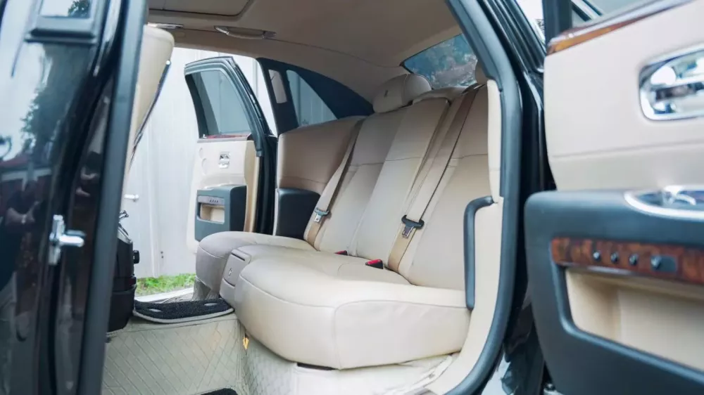 Rolls-Royce Ghost hơn 12 tuổi khác biệt hẳn nhờ chi tiết này- Ảnh 2.