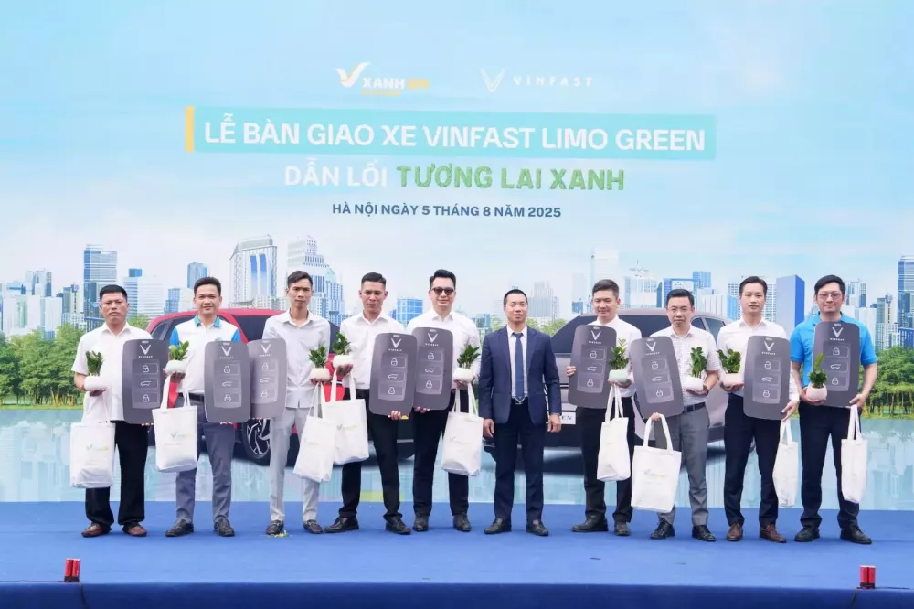 Bàn giao lô xe Limo Green 7 đầu tiên đến tay khách hàng- Ảnh 1.