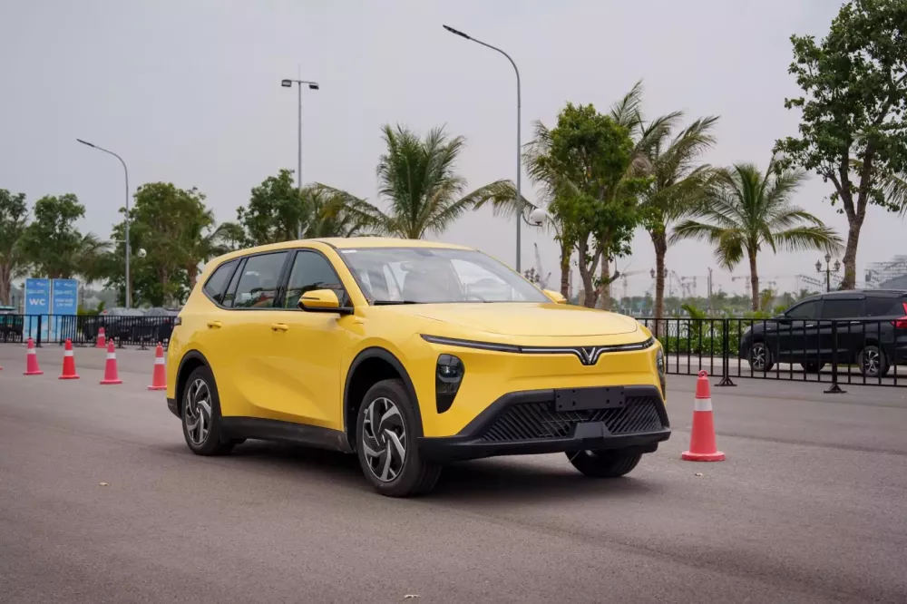 Bàn giao lô xe Limo Green 7 đầu tiên đến tay khách hàng- Ảnh 2.