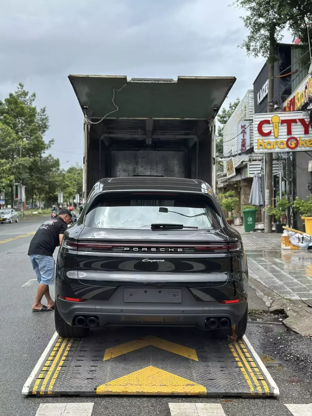 Đại gia du thuyền ở Cần Thơ tặng Porsche Cayenne làm quà cưới cho con gái- Ảnh 1.