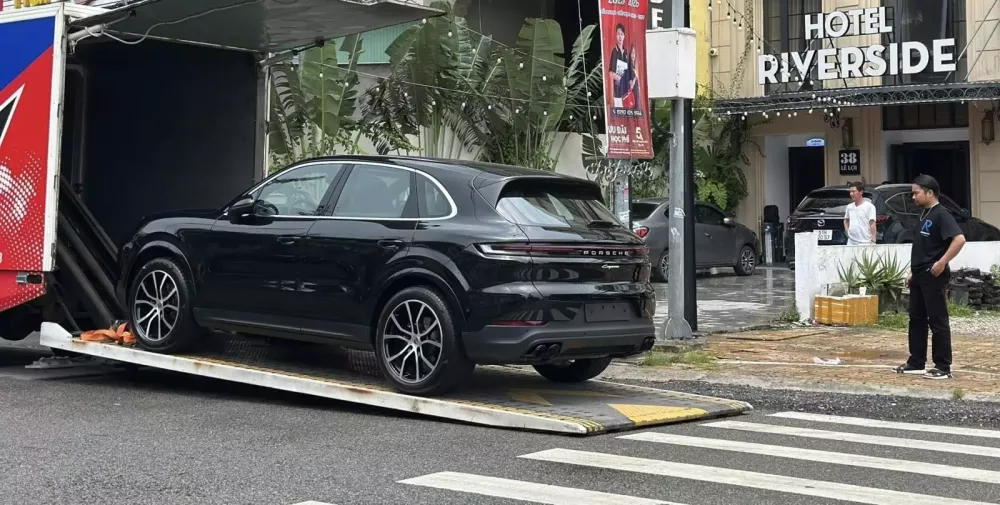 Ông bố tâm lý nhất năm: Tặng Porsche Cayenne còn bỏ thêm gần 3 tỷ đồng để đấu giá biển 65A-555.55- Ảnh 1. Ông bố tâm lý nhất năm: Tặng Porsche Cayenne còn bỏ thêm gần 3 tỷ đồng để đấu giá biển 65A-555.55- Ảnh 1.