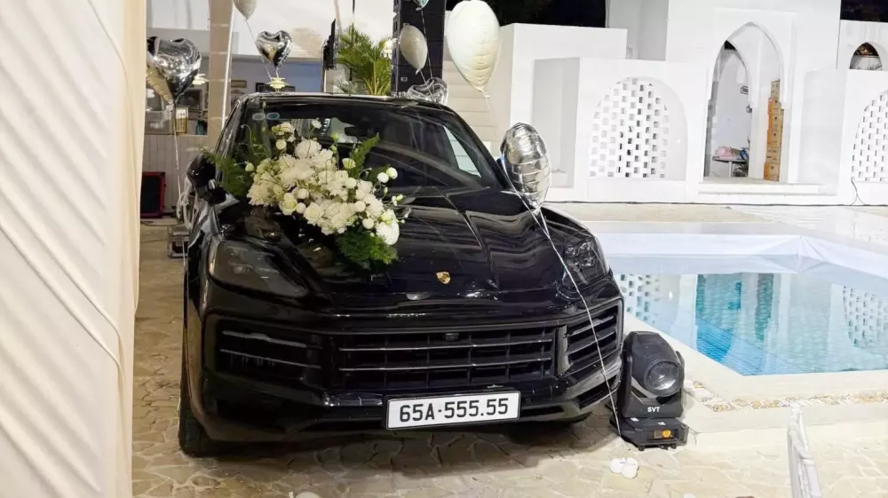 Ông bố tâm lý nhất năm: Tặng Porsche Cayenne còn bỏ thêm gần 3 tỷ đồng để đấu giá biển 65A-555.55- Ảnh 2.