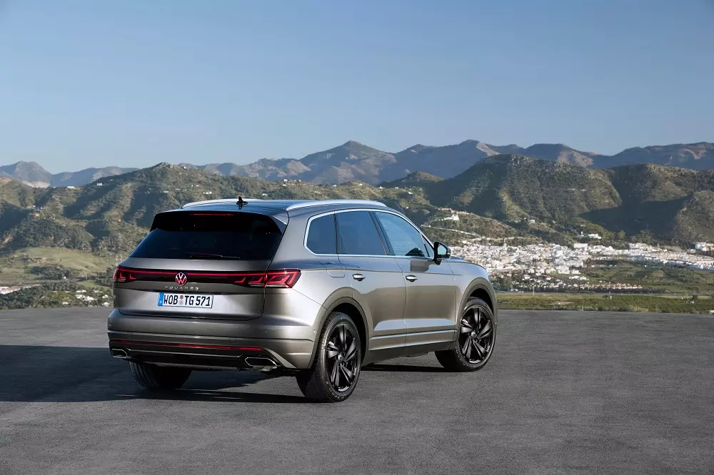 Volkswagen Touareg 2025 bản cao cấp sẽ sở hữu logo hãng phát sáng màu đỏ