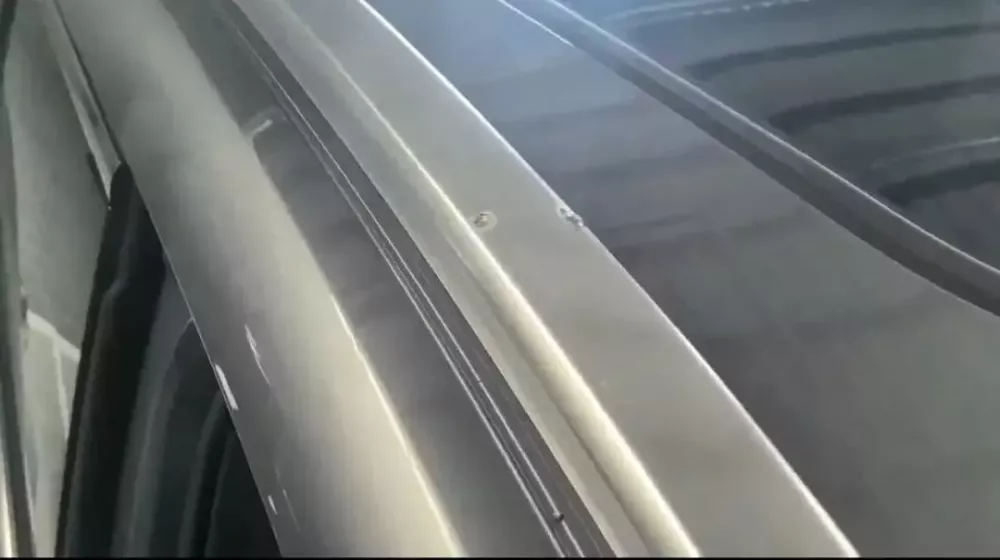 Trên nóc của chiếc BYD Sealion 6 chỉ có 2 vết lõm do sét đánh