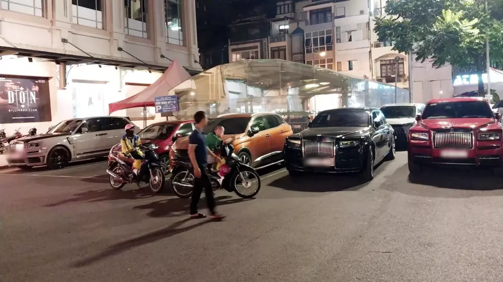 Dàn xe Rolls-Royce của các đại gia Hà Nội xuất hiện tại chợ Hàng Da- Ảnh 1.