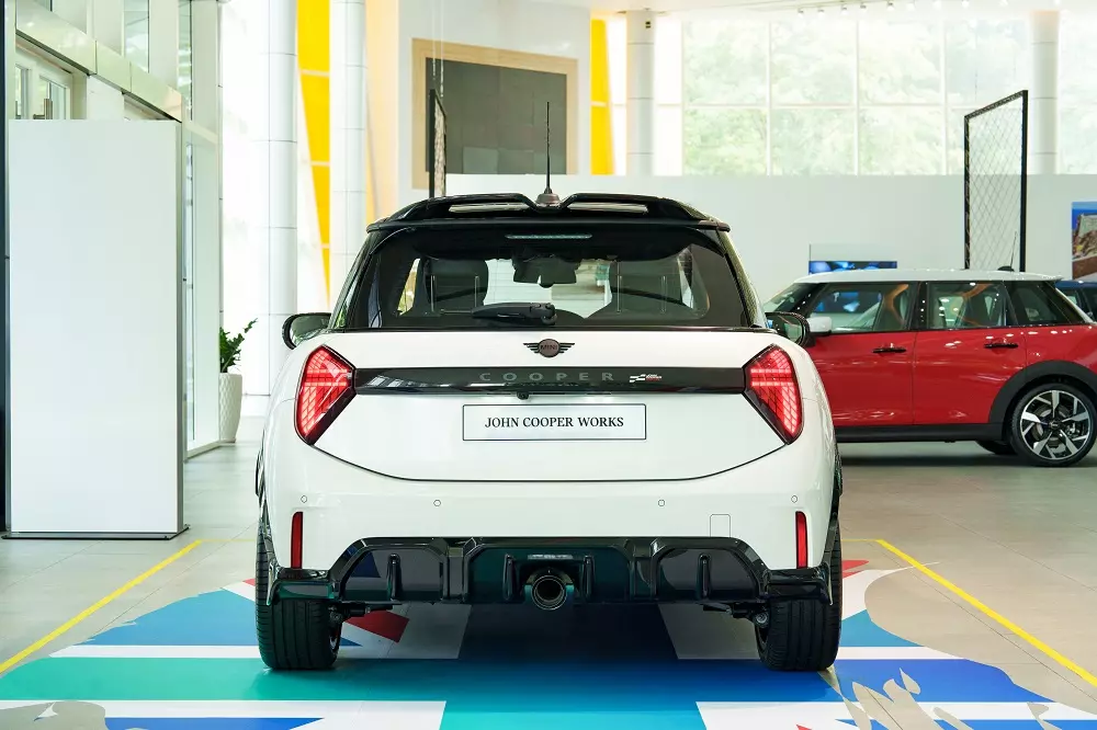 MINI John Cooper Works 3-Cửa dùng động cơ khá mạnh mẽ