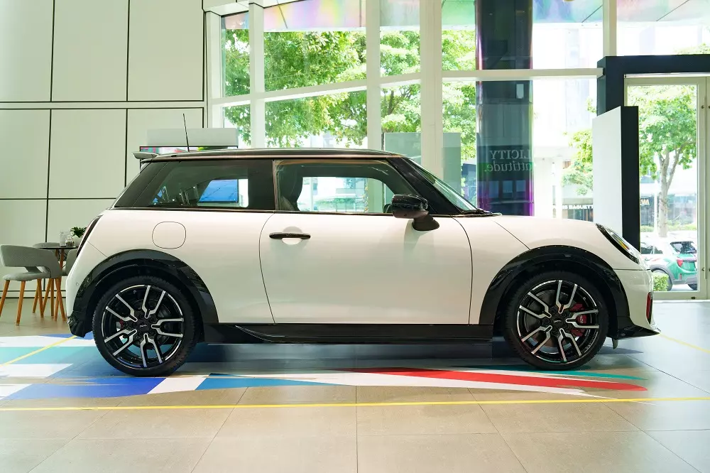 MINI John Cooper Works 3-Cửa thế hệ mới dùng vành 18 inch
