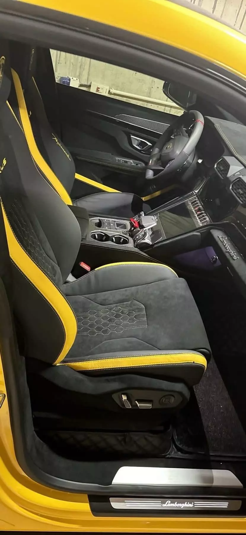 Vợ chồng Lê Trung tậu Lamborghini Urus Performante hơn 16 tỷ đồng- Ảnh 3.