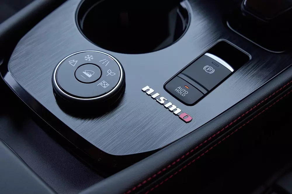 Cụm điều khiển trung tâm của Nissan X-Trail Nismo